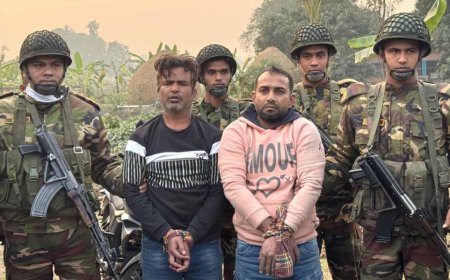 বগুড়ায় সেনাবাহিনীর অভিযানে অস্ত্রসহ ২ সন্ত্রাসী গ্রেপ্তার