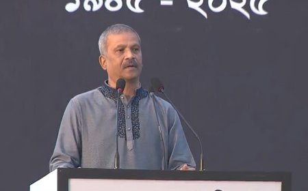 এক নেত্রীর ঠাঁই মানুষের হৃদয়ে, আরেকজনের বিতাড়িত ভূমিতে : আসিফ নজরুল