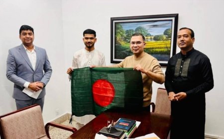 জুলাইয়ে ওড়ানো সেই পতাকা তারেক রহমানকে উপহার দিলেন ছাত্রদলকর্মী