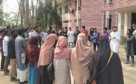 শাকসু নির্বাচন: উপ-উপাচার্যকে দেখে ‘দালাল’ বলে স্লোগান আন্দোলনকারীদের