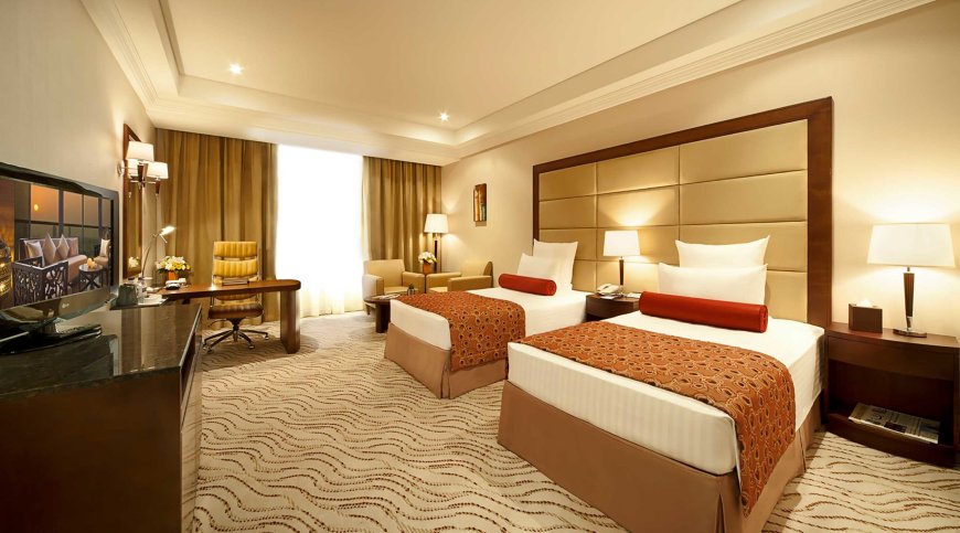 হোটেল রুমে ঘড়ি থাকে না কেন, জানেন?