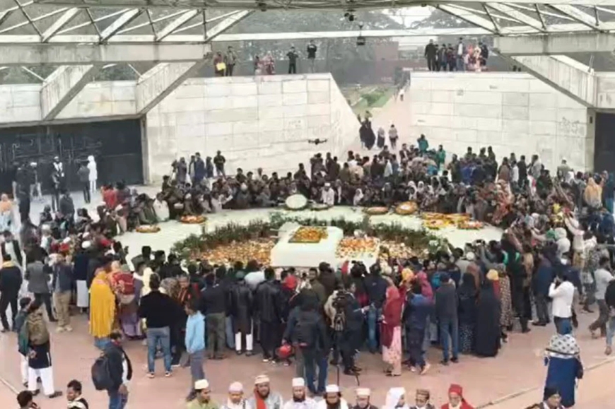 তীব্র শীত উপেক্ষা করে খালেদা জিয়ার সমাধিতে শ্রদ্ধা জানাতে আসছে মানুষ