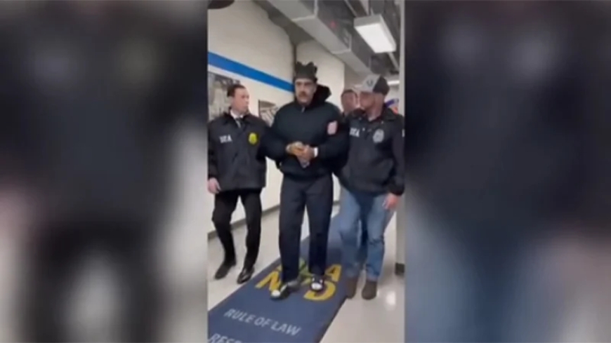 হাতকড়া অবস্থায় মাদুরোকে ‘অপরাধীর মতো হাঁটিয়ে নেওয়ার’ ভিডিও প্রকাশ