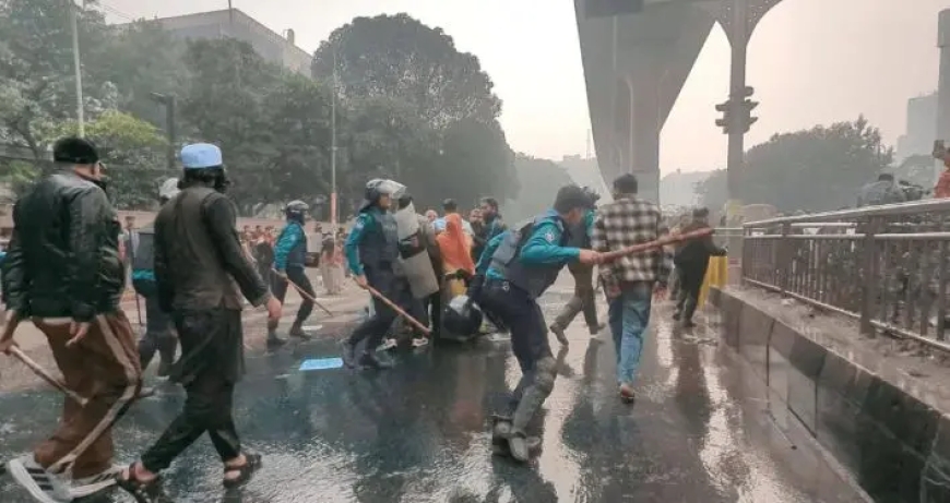 কারওয়ান বাজারে মোবাইল ব্যবসায়ীদের সঙ্গে পুলিশের সংঘর্ষ