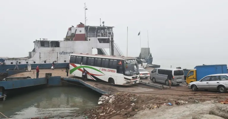 ১২ ঘণ্টা পর পাটুরিয়া-দৌলতদিয়ায় ফেরি চলাচল শুরু
