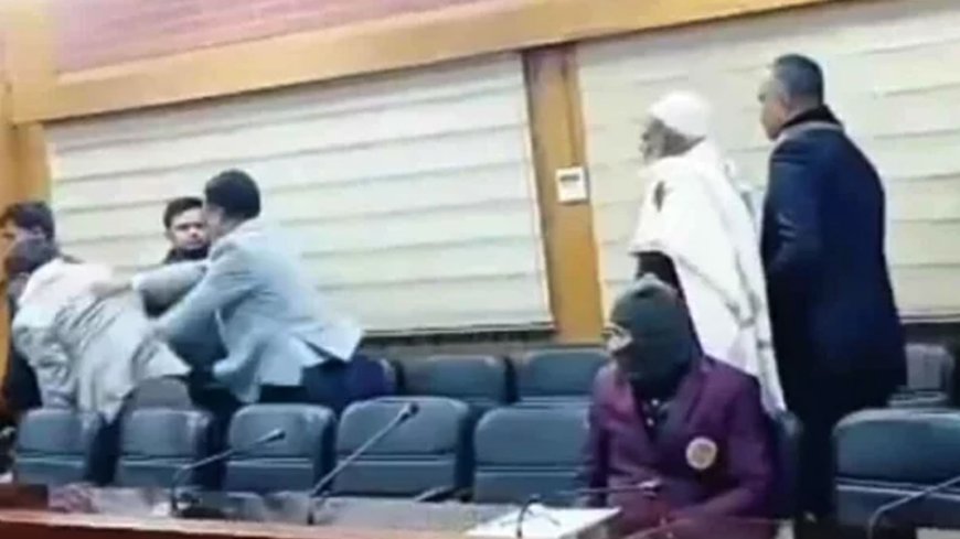 মানিকগঞ্জে স্বতন্ত্র প্রার্থী আতাউরকে ঘাড় ধাক্কার ঘটনায় ইসিকে আইনি নোটিশ