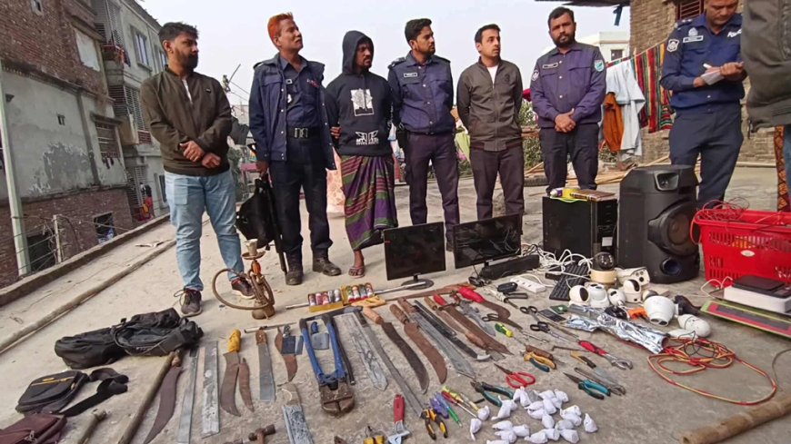 পুলিশের বিশেষ অভিযানে দেশীয় অস্ত্রসহ মাদক কারবারি ফাইটার মনির গ্রেপ্তার