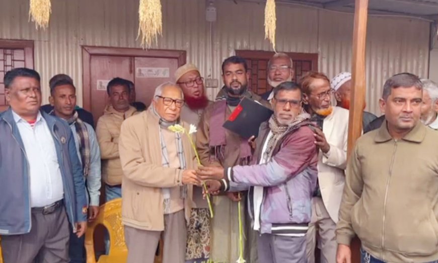 শতাধিক আওয়ামী লীগ নেতাকর্মীদের ফুল দিয়ে বরণ করলেন বিএনপি প্রার্থী আকবর আলী