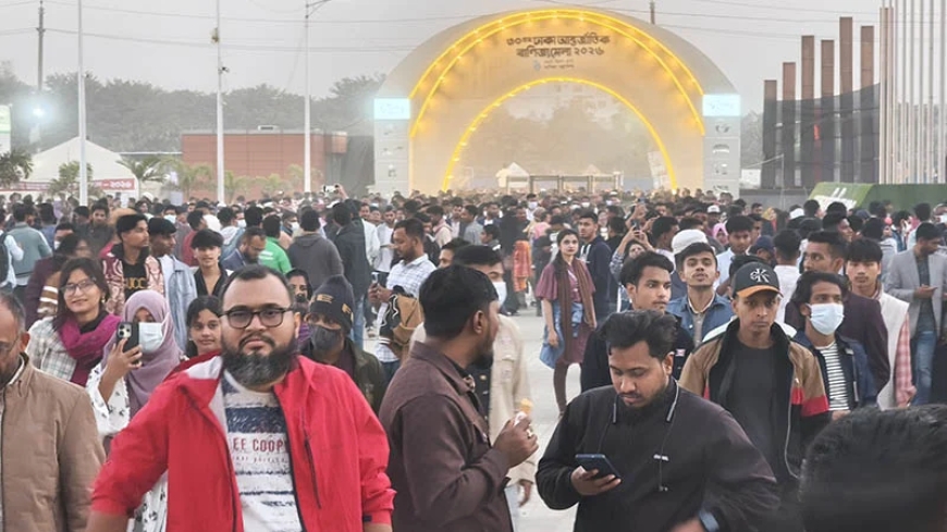 ছুটির দিনে আন্তর্জাতিক বাণিজ্য মেলায় মানুষের ঢল, খুশি ব্যবসায়ী ও ক্রেতারা
