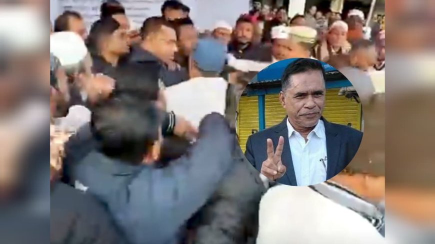 খালেদা জিয়ার দোয়া মাহফিলে বিএনপি সম্পাদকের নেতৃত্বে মঞ্চে হামলা