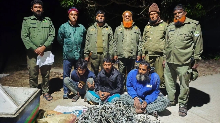 সুন্দরবনে ফাঁদসহ ৩ হরিণ শিকারি আটক