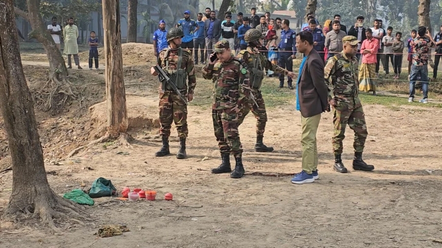 কলেজের পুকুরে মাছ ধরতে গিয়ে মিলল ককটেলভর্তি ব্যাগ