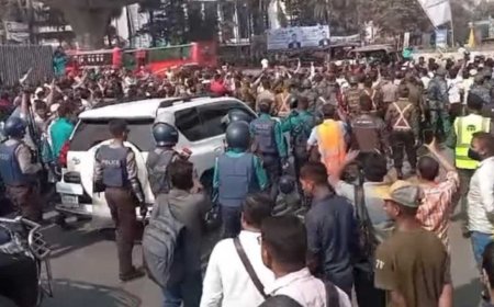 নৌ উপদেষ্টার গাড়িবহর আটকে শ্রমিকদের বিক্ষোভ