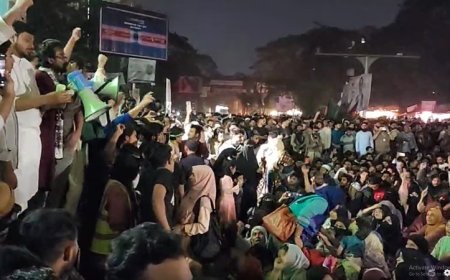 ইনকিলাব মঞ্চের ওপর পুলিশের হামলার প্রতিবাদে শাহবাগ অবরোধ