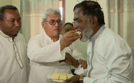 রাজশাহীতে ফুল-মিষ্টি নিয়ে জামায়াত প্রার্থীর বাড়িতে বিএনপির বিজয়ী প্রার্থী