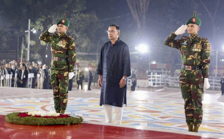 একুশের প্রথম প্রহরে ভাষা শহীদদের প্রতি প্রধানমন্ত্রীর শ্রদ্ধা নিবেদন