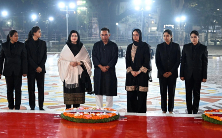 স্ত্রী ও কন্যাকে নিয়ে ভাষা শহীদদের প্রতি শ্রদ্ধা জানালেন প্রধানমন্ত্রী