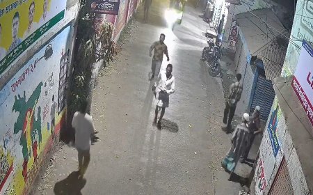 ফেসবুকে আপত্তিকর মন্তব্যের জেরে প্রকাশ্যে অস্ত্র নিয়ে ধাওয়া