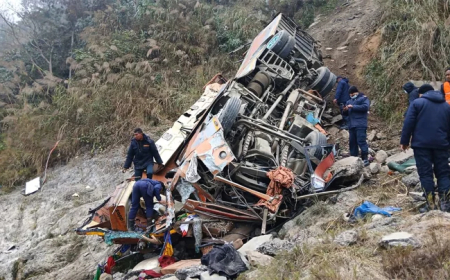 নেপালে পর্যটকবাহী বাস নদীতে পড়ে নিহত ১৯