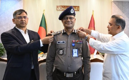 নতুন আইজিপিকে র‍্যাঙ্ক ব্যাজ পরালেন প্রধানমন্ত্রী