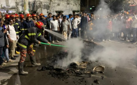 রাজশাহীতে সাব্বির হত্যাকারীকে দ্রুত গ্রেপ্তারের দাবিতে আগুন জ্বালিয়ে বিক্ষোভ