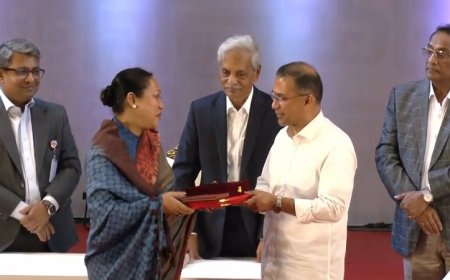 একুশে পদক গ্রহণ করলেন ৯ বিশিষ্ট ব্যক্তি ও ব্যান্ড ওয়ারফেজ