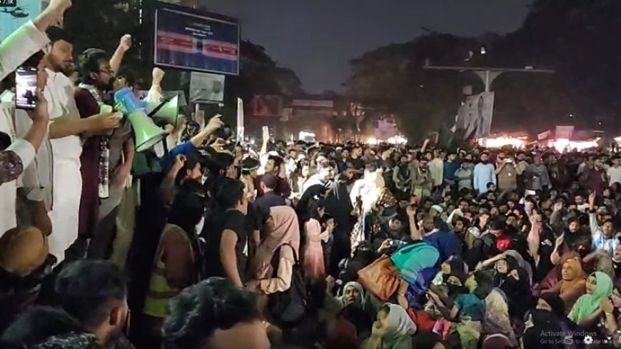 ইনকিলাব মঞ্চের ওপর পুলিশের হামলার প্রতিবাদে শাহবাগ অবরোধ