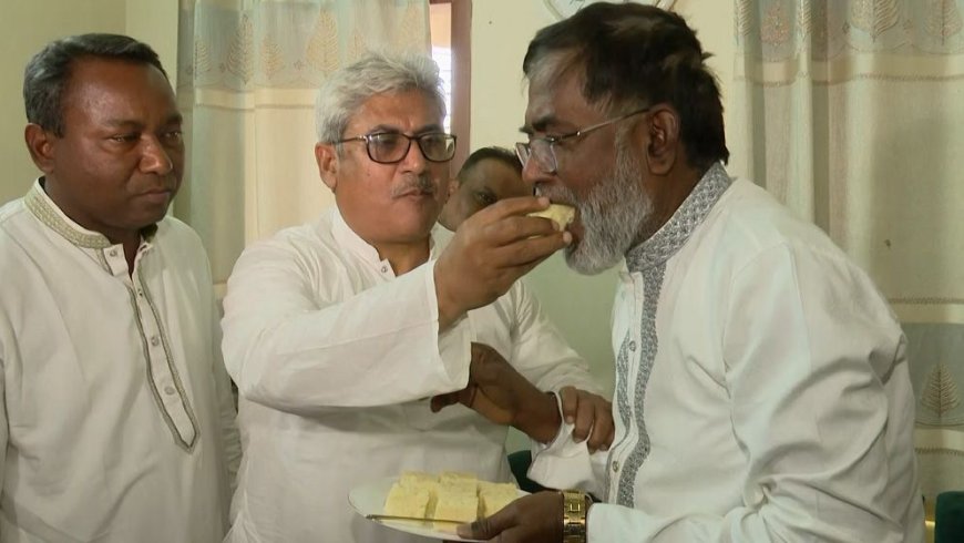রাজশাহীতে ফুল-মিষ্টি নিয়ে জামায়াত প্রার্থীর বাড়িতে বিএনপির বিজয়ী প্রার্থী