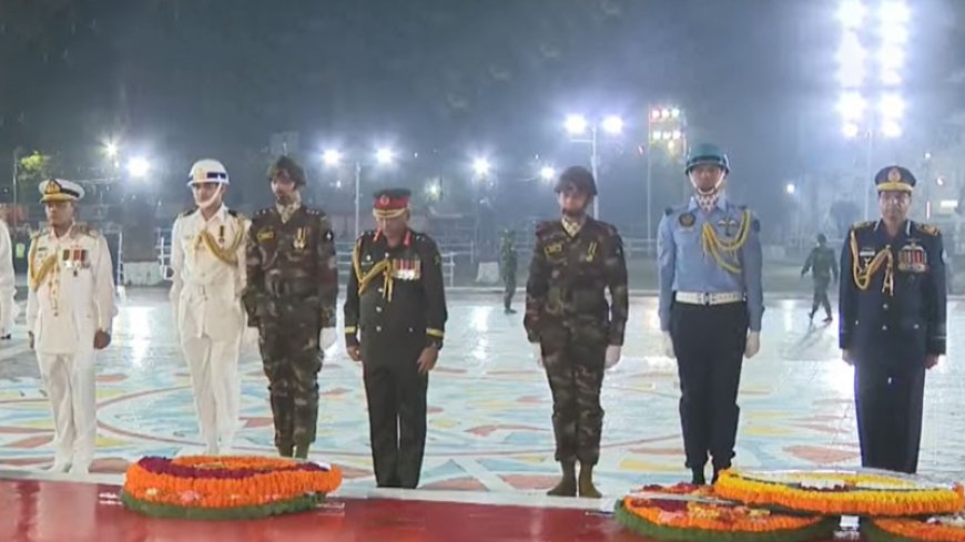 ভাষা শহীদদের প্রতি তিন বাহিনীর প্রধানদের শ্রদ্ধা নিবেদন