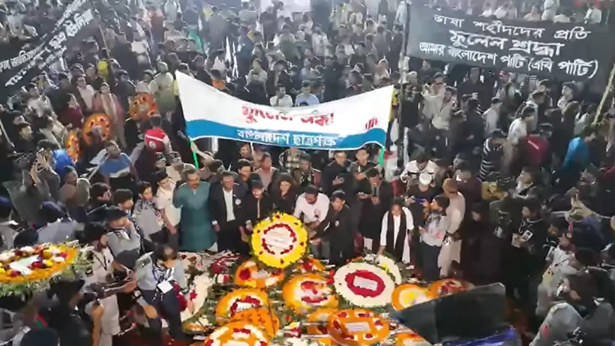 কেন্দ্রীয় শহীদ মিনারে সর্বস্তরের মানুষের শ্রদ্ধা