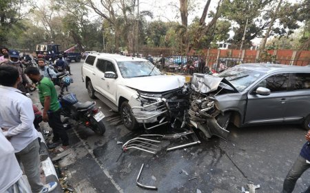 যমুনার সামনে মুখোমুখি সংঘর্ষে বেহাল দুই সরকারি গাড়ি, থানায় নিল পুলিশ