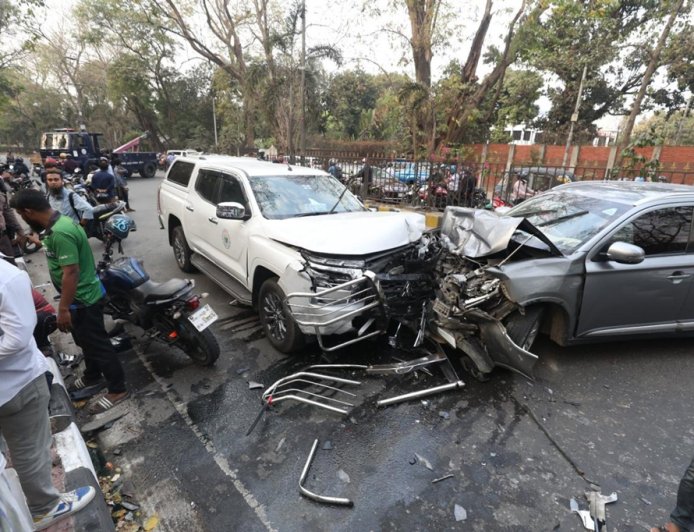 যমুনার সামনে মুখোমুখি সংঘর্ষে বেহাল দুই সরকারি গাড়ি, থানায় নিল পুলিশ