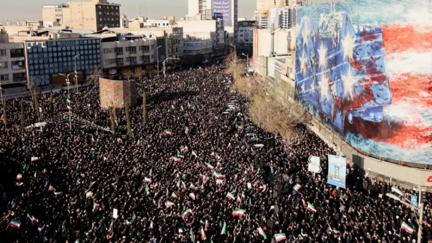 খামেনি হত্যা: ইরানের রাজপথে নেমেছেন শোকাহত লাখ লাখ মানুষ